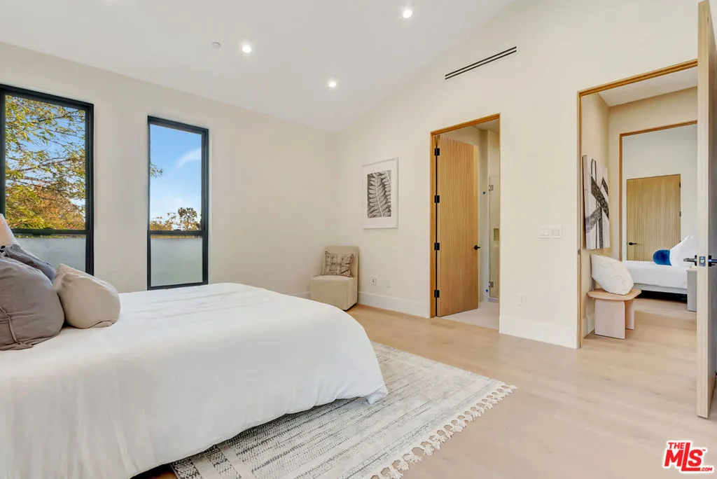 5935 Yarmouth Avenue, Encino, California 91316 home-pic-26